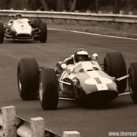 JImmy devant la Cooper de Dennis Marwood